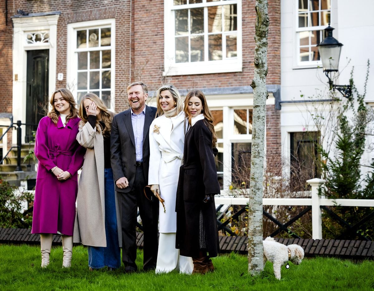 (FROM L) Princess Ariane, Princess Amalia, King Willem-Alexander, Queen Maxima, Princess Alexia and dog mambo pose for the traditional photo session of the royal family at the Begijnhof in Amsterdam, on November 29, 2024. (Photo by Sem van der Wal / ANP / AFP) / Netherlands OUT (Photo by SEM VAN DER WAL/ANP/AFP via Getty Images)