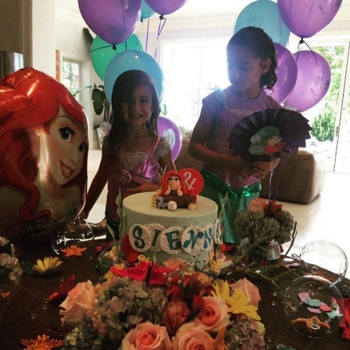 Under the sea! Adriana Lima's daughter had a <i>Little Mermaid</i> themed cake surrounded by flowers to accompany the party's theme.
Photo: Instagram/@adrianalima