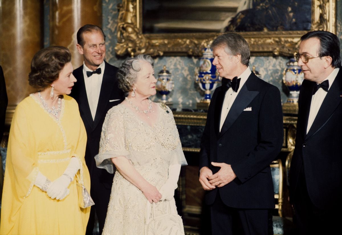 El ex presidente Jimmy Carter fotografiado con la reina Isabel, el príncipe Felipe y la reina madre en mayo de 1977.