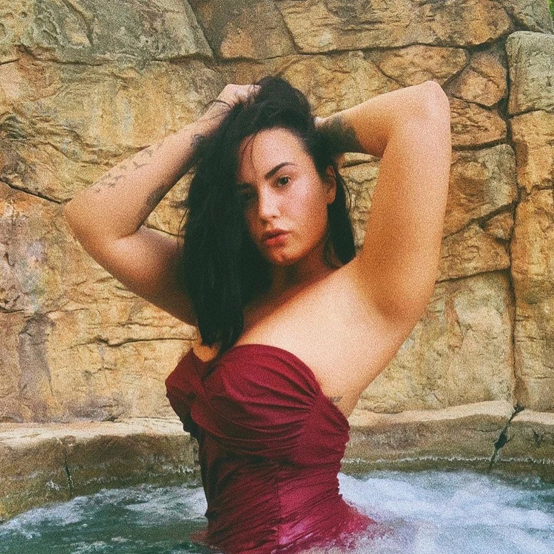 Demi Lovato swimsuit pictures