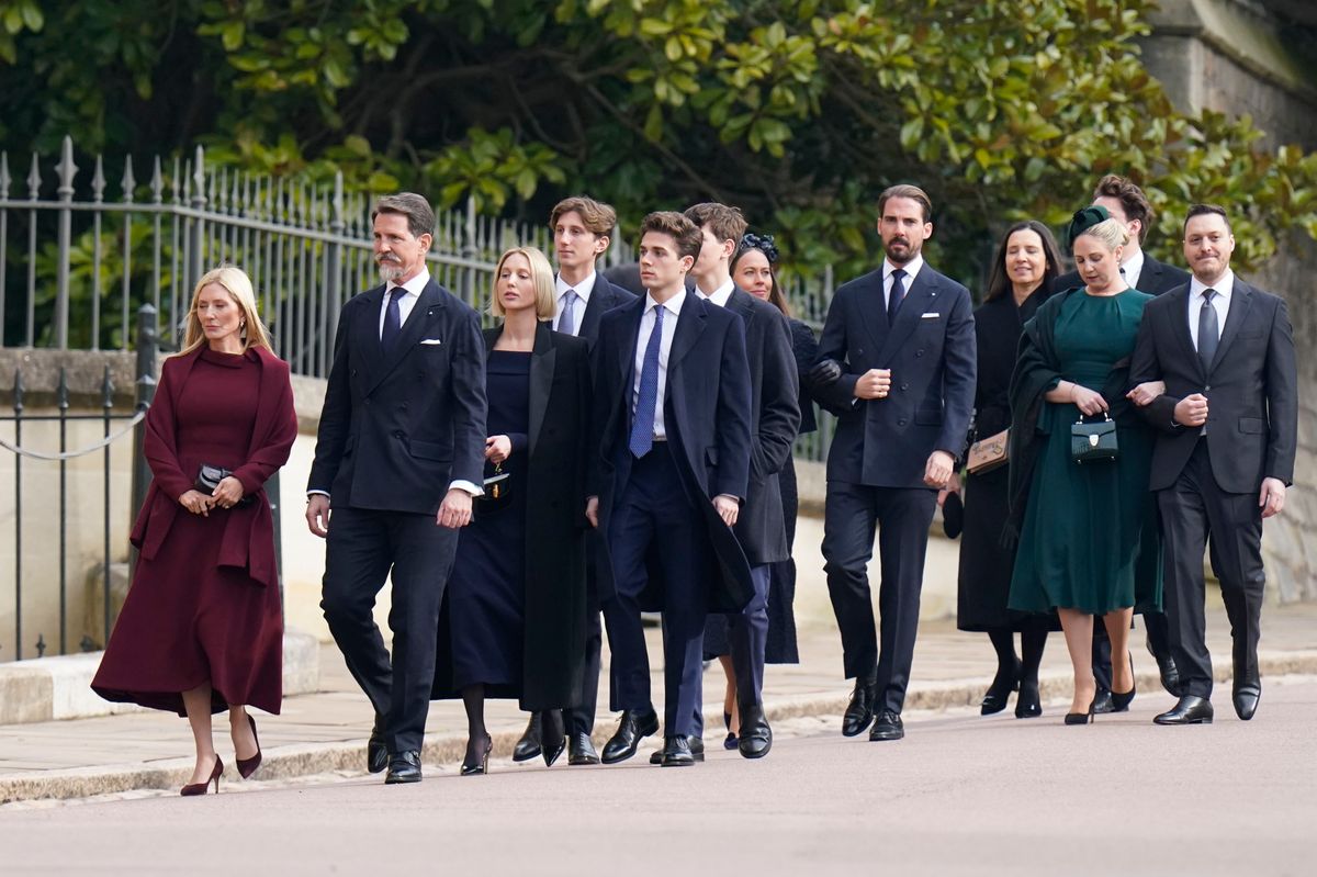 WINDSOR, INGLATERRA - 27 DE FEBRERO: Príncipe Pavlos, Príncipe Heredero de Grecia, Príncipe de Dinamarca RE, y Marie-Chantal, Princesa Heredera de Grecia, Princesa de Dinamarca (ambos al frente), Princesa María-Olimpia de Grecia y Dinamarca (3rdL), La princesa Nina de Grecia y Dinamarca y el príncipe Felipe de Grecia y Dinamarca (5.ª derecha) asisten al servicio de Acción de Gracias en honor del rey Constantino de los helenos en la Capilla de San Jorge el 27 de febrero de 2024. en Windsor, Inglaterra. Constantino II, jefe de la Casa Real de Grecia, reinó como último rey de los helenos del 6 de marzo de 1964 al 1 de junio de 1973, y murió en Atenas a la edad de 82 años. (Foto de Andrew Matthews - WPA Pool/Getty Images)