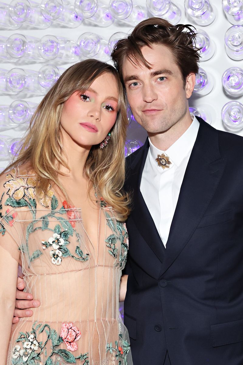 Suki Waterhouse and Robert Pattinson in love