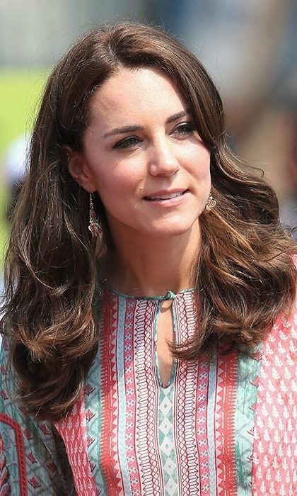 Showing off her skills during a cricket match, Kate left her hair down in its natural wavy style.
<br>
Photo: Getty Images