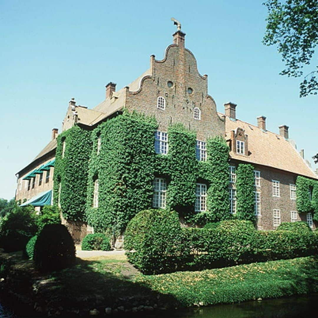 El Castillo Trolle-Ljungby, located in Skåne, where the count lived with his wife Alice, was rebuilt in the 17th century. It stands on a small island surrounded by a moat and houses one of the largest private libraries in Sweden.