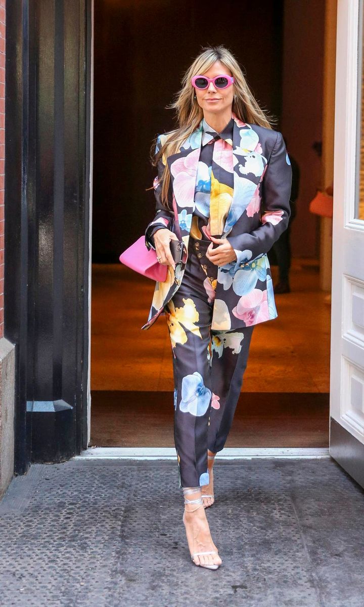 Heidi Klum con un Traje de Flores y gafas de sol rosa Camina en el Soho de NY tras aparecer en el Today Show