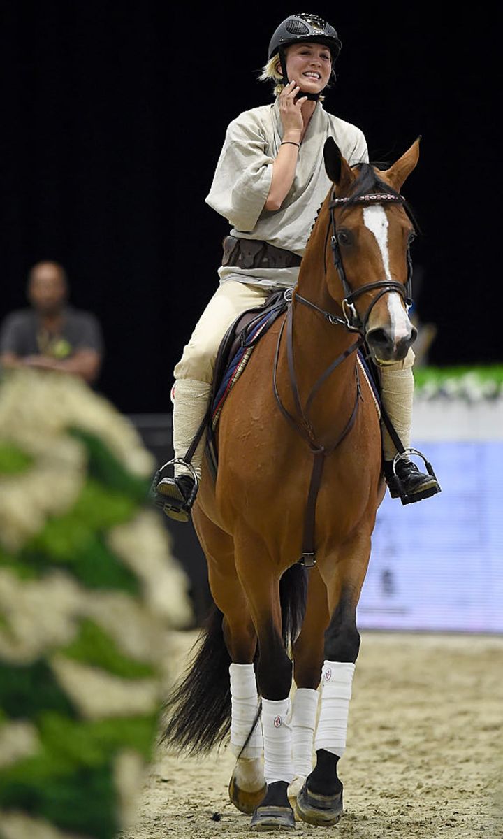 Kaley Cuoco en concurso de equitación