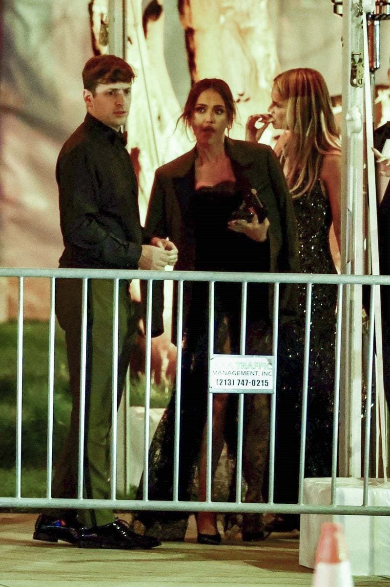 Photo © 2025 Backgrid/The Grosby Group

PREMIUM EXCLUSIVE

Los Angeles, CA  - 4 MARCH 2025
 
Newly single Jessica Alba is seen enjoying herself at the Vanity Fair Oscars after-party, accompanied by a man believed to be Alex Edelman amid her ongoing divorce from husband Cash Warren. The actress catches attention as she is spotted wearing the mystery mans blazer while the two share a moment outside the event.****

La recién soltera Jessica Alba fue vista disfrutando de la fiesta posterior a los Oscar de Vanity Fair, acompañada por un hombre que se cree que es Alex Edelman, en medio de su proceso de divorcio de su esposo Cash Warren. La actriz llamó la atención al ser vista usando el blazer del misterioso hombre mientras compartían un momento fuera del evento.