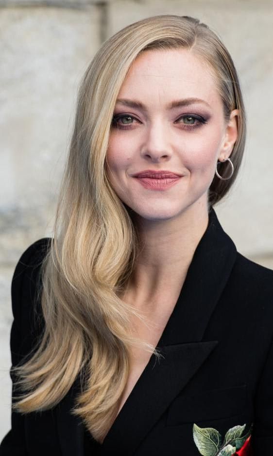 Amanda Seyfried blazer negro cabello peinado lateral