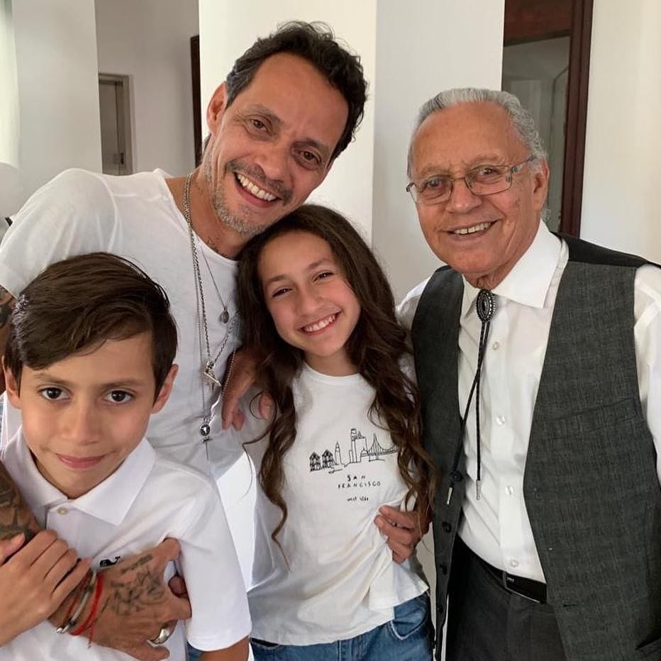 Marc Anthony con su papa y sus hijos