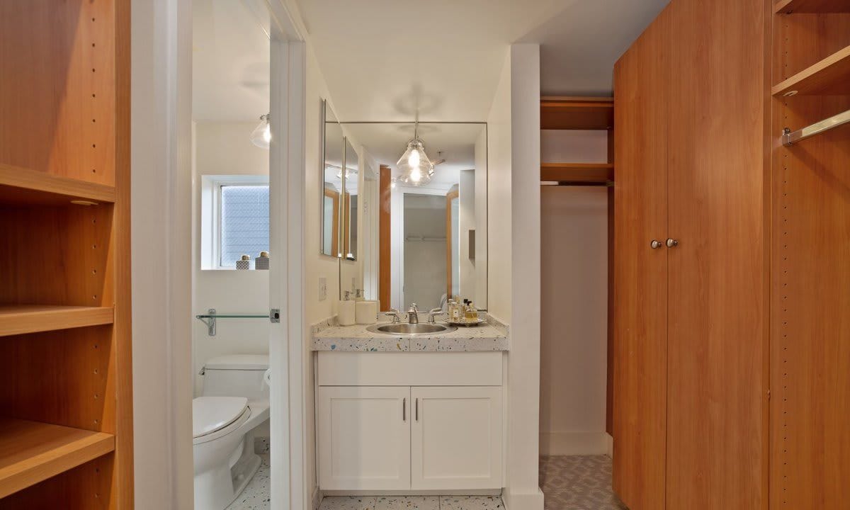 Kamala Harris' San Francisco condo, bathroom