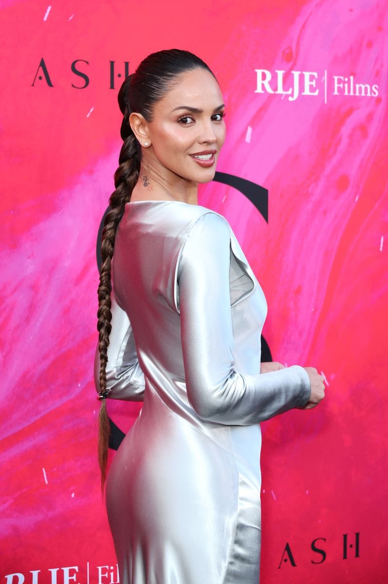 Eiza González opted for a long sleek braid and luminous and simple makeup