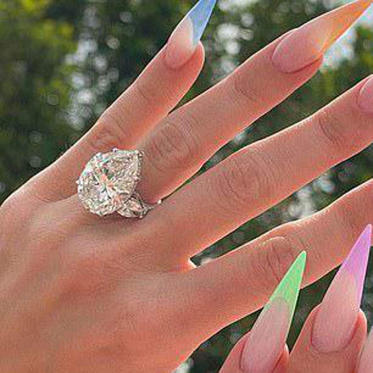 Khloe Kardashian takes off her massive diamond ring