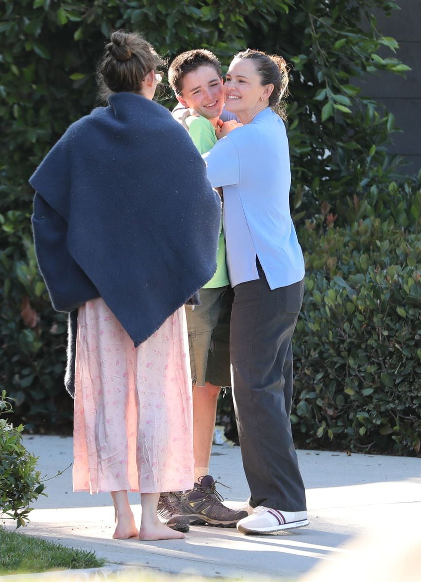 Jennifer Garner está radiante saliendo de la casa de su ex Ben Affleck con sus dos hijos Violet y Fin, de género neutral, abrazando a Fin y felicitándola.