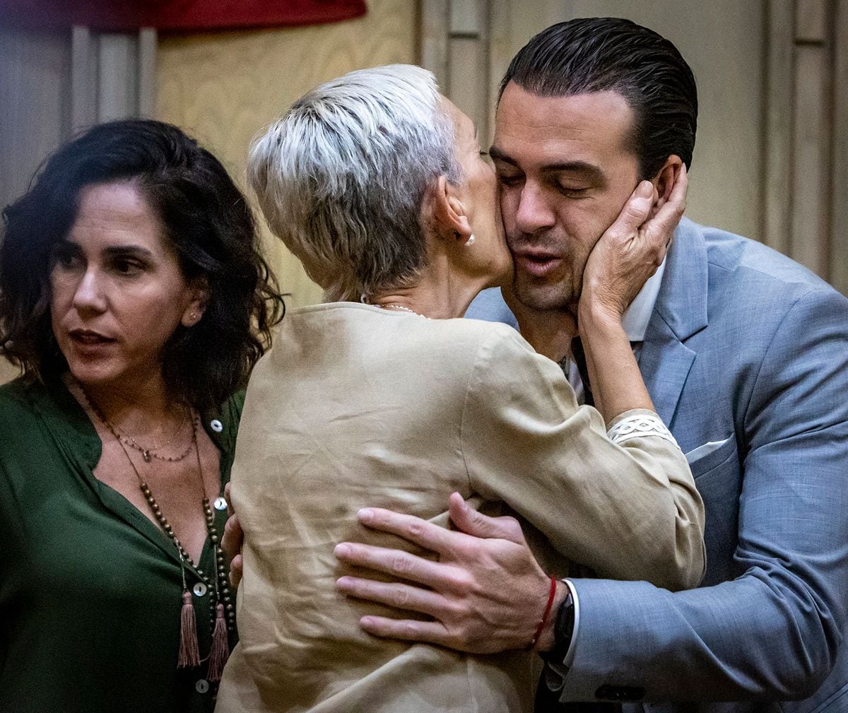 Pablo Lyle, right, gets a kiss from his aunt before the start of pre-trial motions in Miami-Dade Criminal Court on Thursday, Sept. 22, 2022, in Miami, Florida. Lyle is accused of killing 63-year-old Juan Ricardo Hernandez during a road rage incident in 2019.