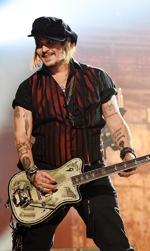 Johnny Depp tocando la guitarra