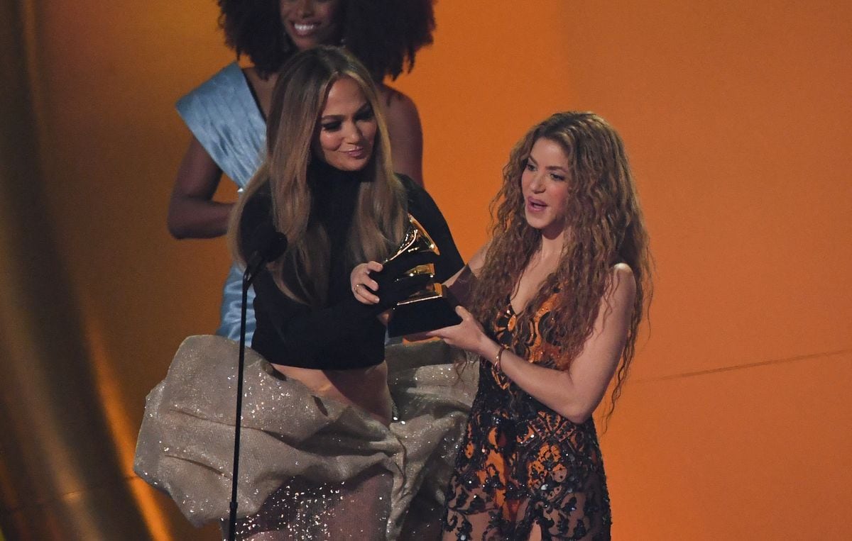 Shakira accepts the Best Latin Pop Album award