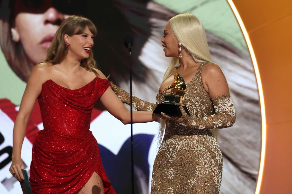 LOS ANGELES, CALIFORNIA - FEBRUARY 02: (L-R) Taylor Swift presents BeyoncÃ© with the Best Country Album award for "COWBOY CARTER" onstage during the 67th Annual GRAMMY Awards at Crypto.com Arena on February 02, 2025 in Los Angeles, California.  (Photo by Kevin Mazur/Getty Images for The Recording Academy)