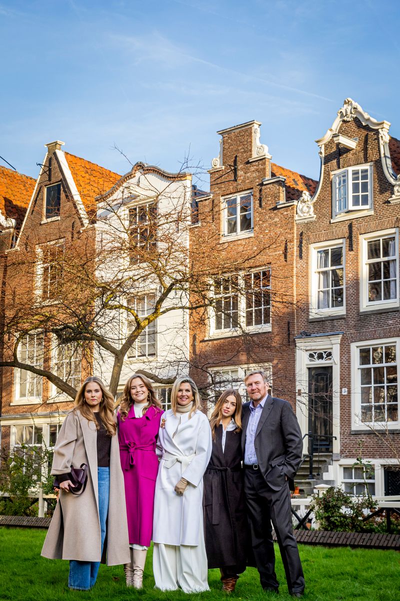  King Willem-Alexander of The Netherlands, Queen Maxima of The Netherlands, Princess Amalia of The Netherlands, Princess Alexia of The Netherlands and Princess Ariane of The Netherlands during a photo session in the city center on November 29, 2024 in Amsterdam, Netherlands. (Photo by Patrick van Katwijk/Getty Images)