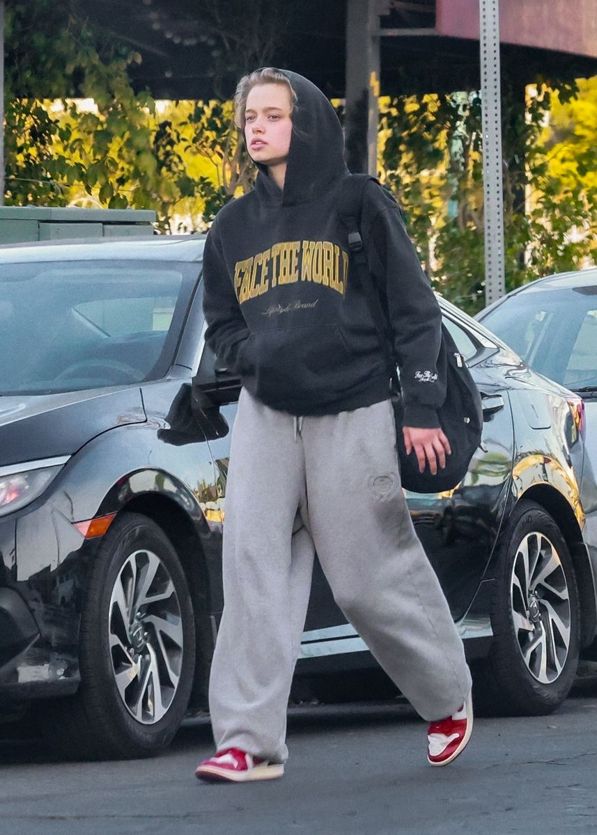 Photo © 2025 Backgrid/The Grosby Group 

*EXCLUSIVE* 
Los Angeles, January 21, 2025. 
Shiloh Jolie-Pitt steps out after a dance class, rocking a cozy hoodie, sweatpants, and Air Jordans, as she hops into a car with noticeable body damage. 
***  
Shiloh Jolie-Pitt sale después de una clase de baile, luciendo una cómoda sudadera con capucha, pantalones deportivos y Air Jordans, mientras se sube a un automóvil chocado.