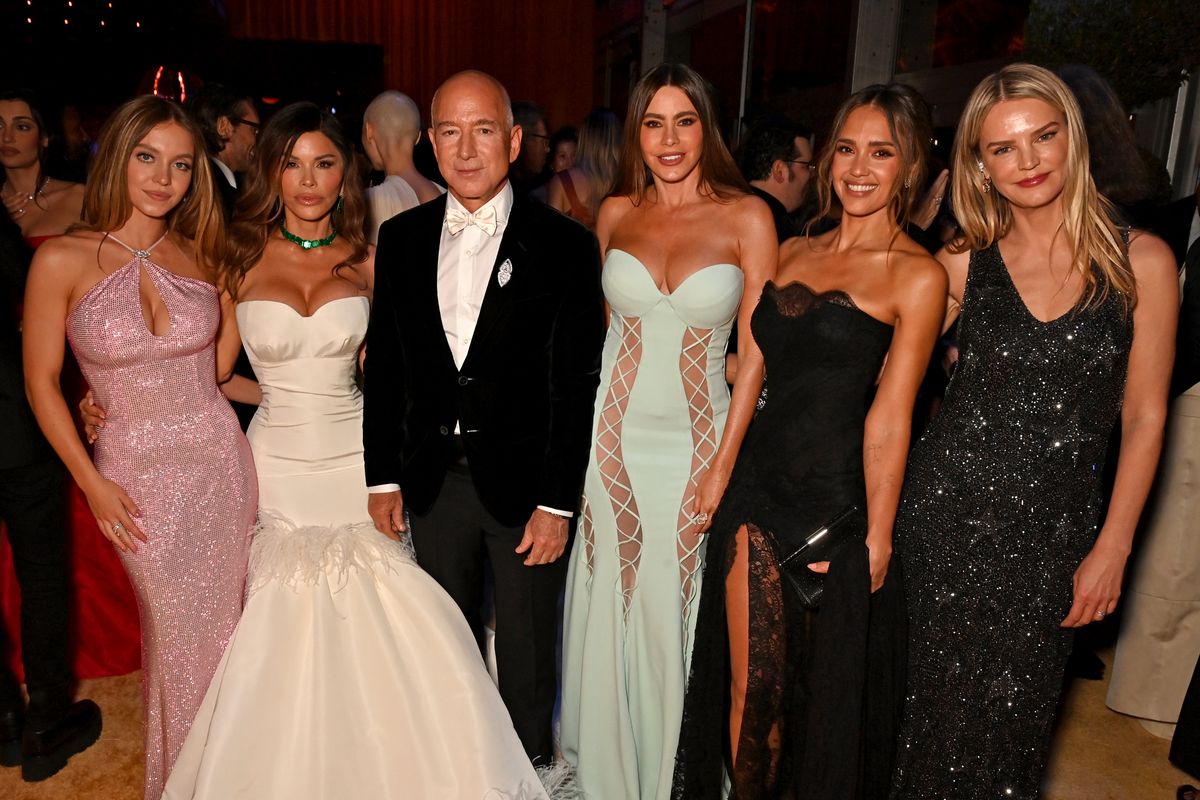 BEVERLY HILLS, CALIFORNIA - MARCH 02: EXCLUSIVE COVERAGE (L-R) Sydney Sweeney, Lauren SÃ¡nchez, Jeff Bezos, SofÃ­a Vergara, Jessica Alba and Kelly Sawyer Patricof attend the 2025 Vanity Fair Oscar Party Hosted By Radhika Jones at Wallis Annenberg Center for the Performing Arts on March 02, 2025 in Beverly Hills, California. (Photo by Dave Benett/VF25/WireImage for Vanity Fair)