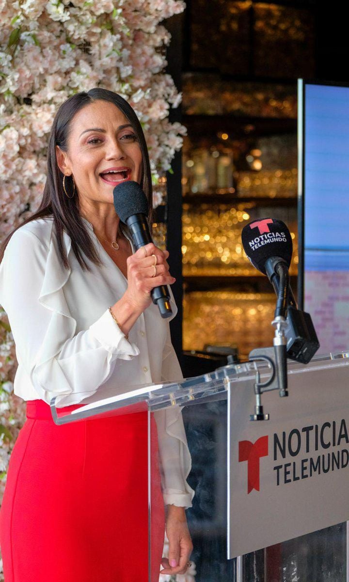 Mónica Gil speaking in Washington during an event to Telemundo’s new main anchor, Julio Vaqueiro