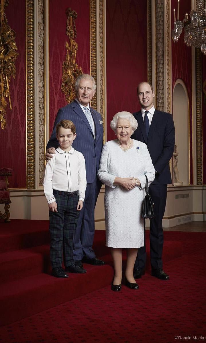 The palace released a new photo of the Queen and future Kings to mark the start of a new decade