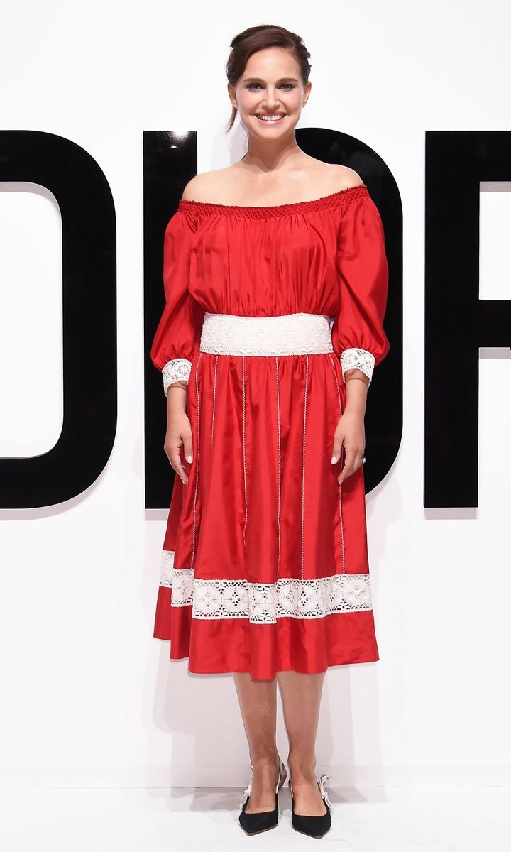 Natalie Portman con vestido rojo de Dior en Japon