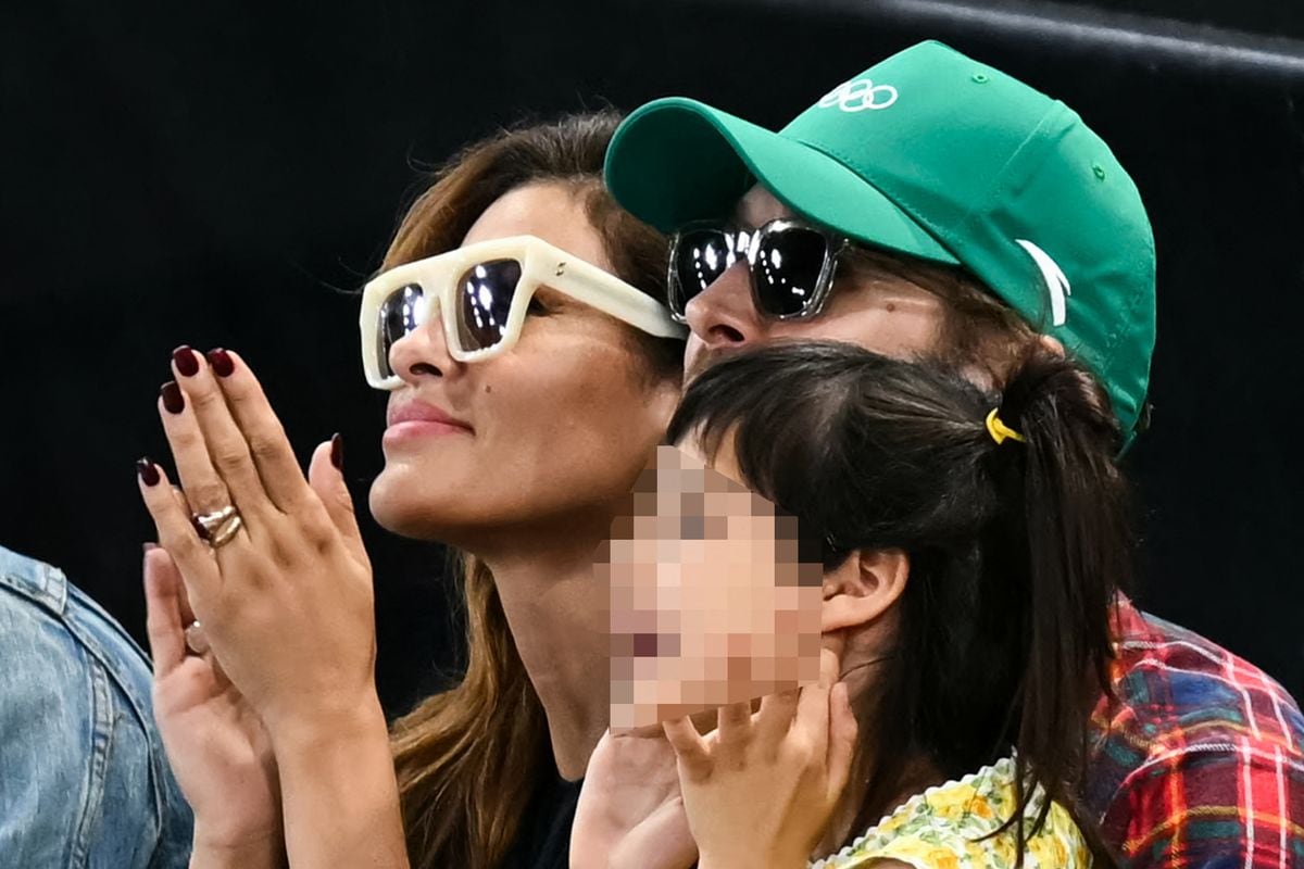 US actress Eva Mendes (L) and her partner Canadian actor Ryan Gosling (C) attend the artistic gymnastics women's uneven bars final during the Paris 2024 Olympic Games at the Bercy Arena in Paris, on August 4, 2024. (Photo by Paul ELLIS / AFP) (Photo by PAUL ELLIS/AFP via Getty Images)