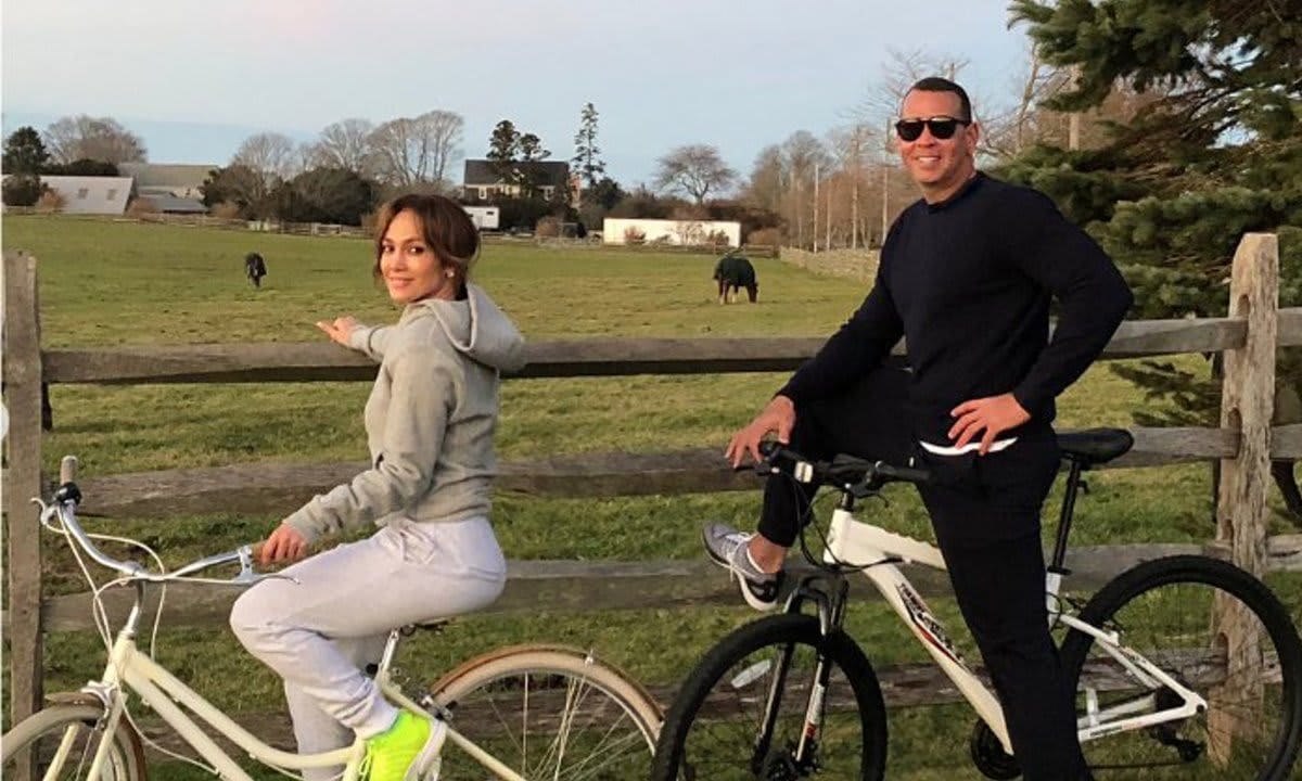 Jennifer Lopez y Alex Rodriguez montando bicicleta