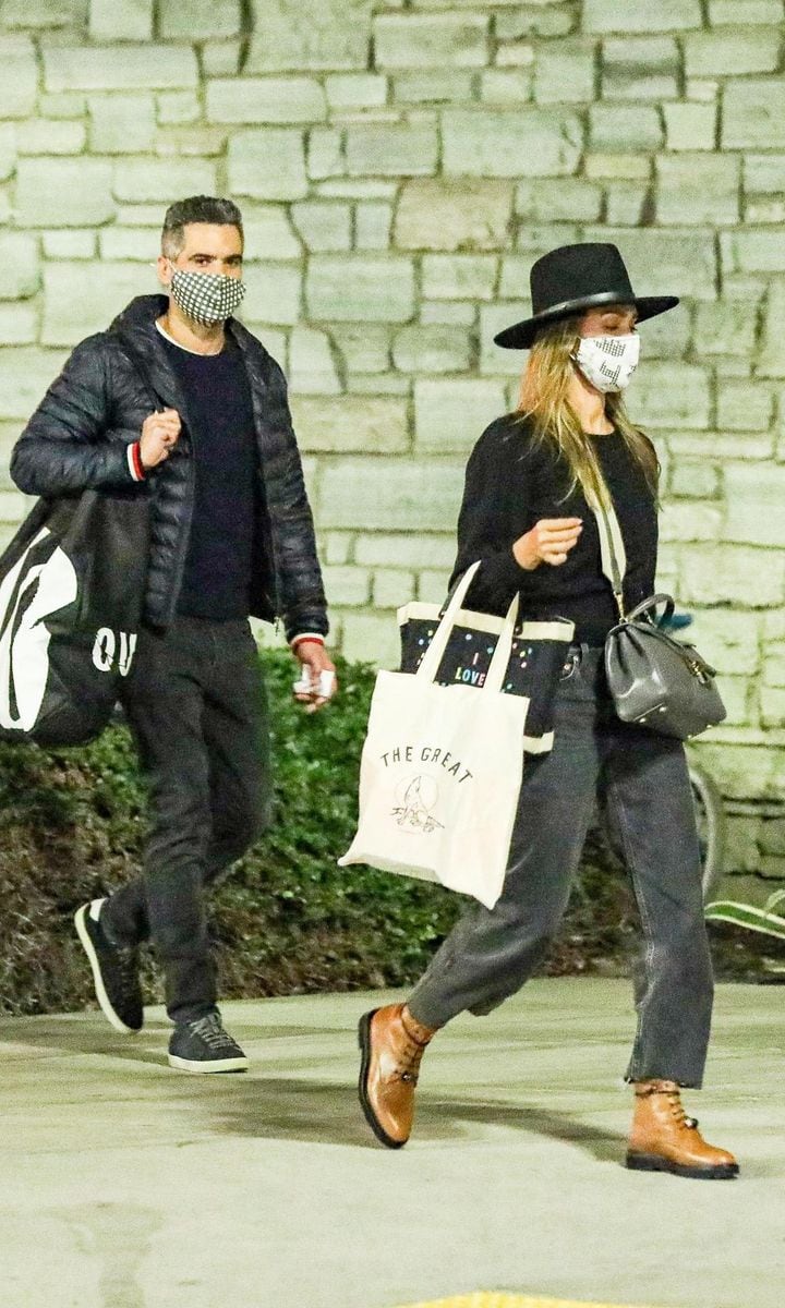 Jessica Alba and Cash Warren shopping for Halloween costumes