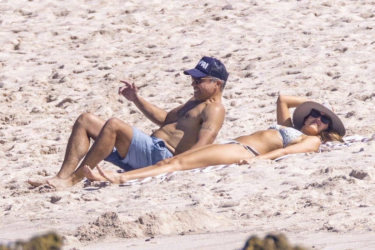 Jessica Alba and Cash Warren on a family vacation in Mexico on November 26, 2024