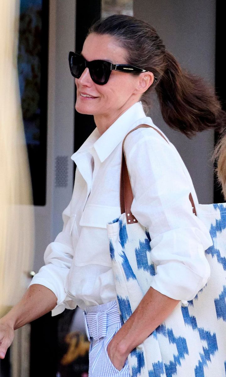 The royal mom of two, who styled her hair up in a ponytail, sported a pair of Carolina Herrera sunglasses.