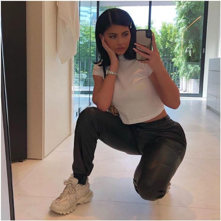 Kylie Jenner bets on leather pants with a retro vibe