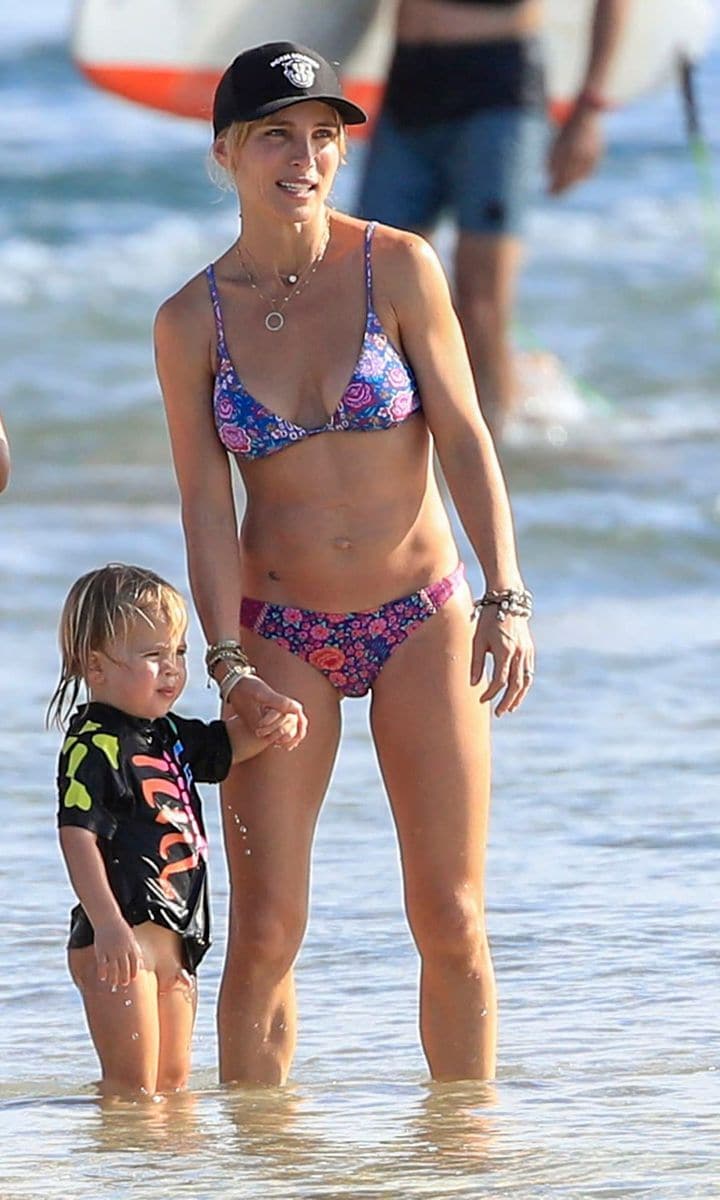 Elsa Pataky on the beach with her child