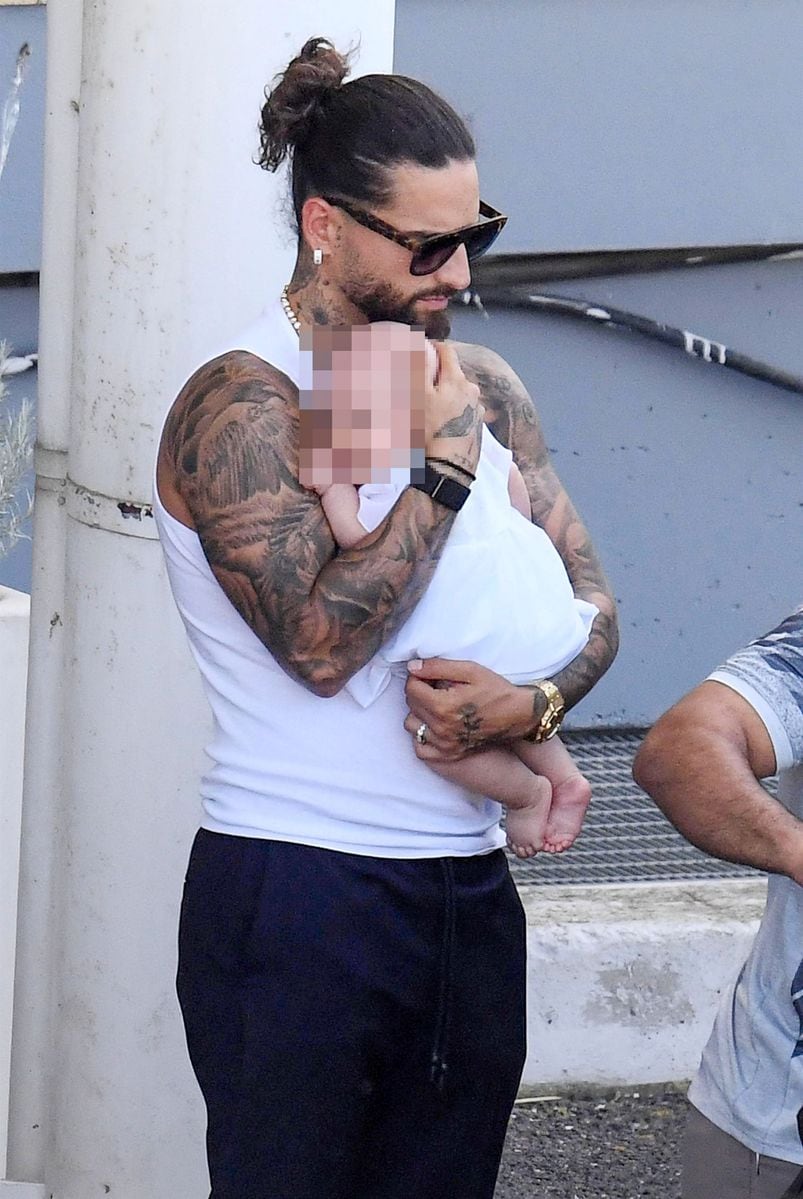 The Colombian rapper and singer Maluma, with his partner Susana Gomez, cradles his baby, arriving in Cagliari for the Dolce & Gabbana event.