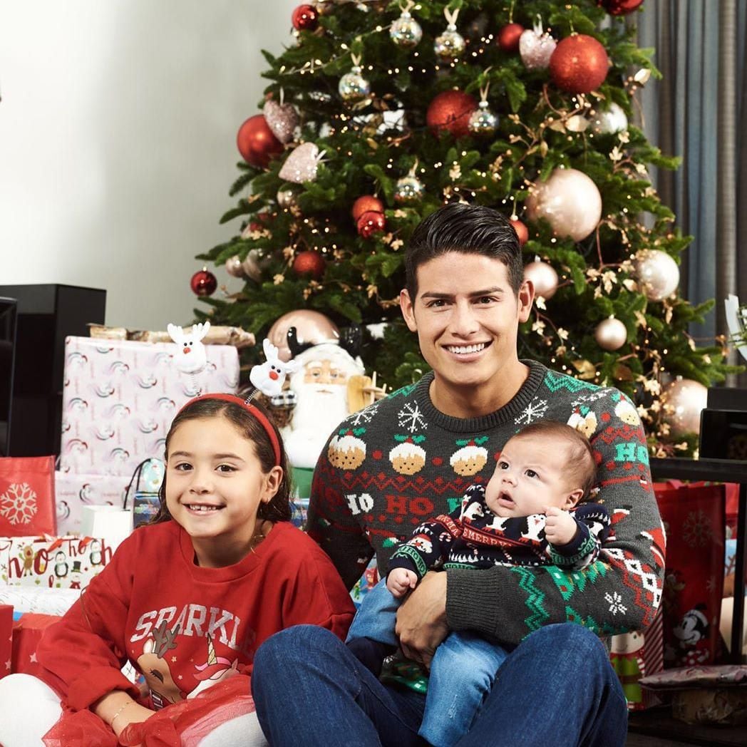 James Rodriguez posing with Samu and daughter