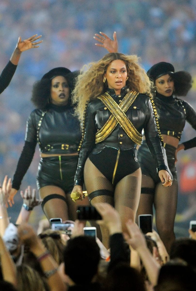 Beyonce actúa durante el show de medio tiempo del Super Bowl 50 Pepsi en el estadio de Levi 