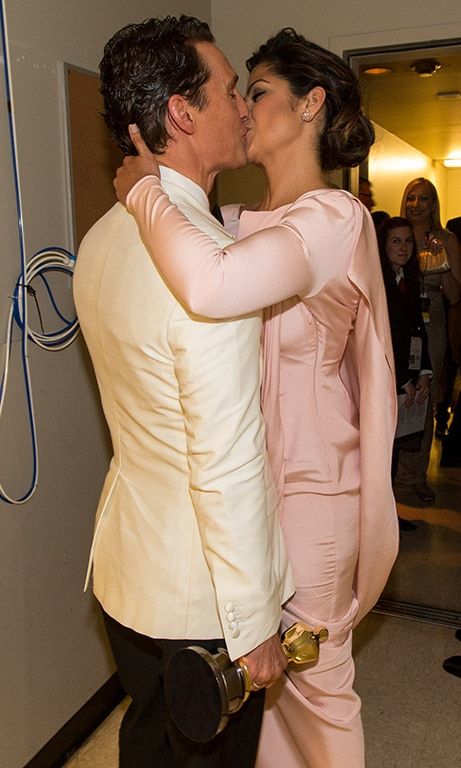 Camila Alves congratulated Matthew McConaughey with an embrace after he won an Oscar.
Photo: Getty Images