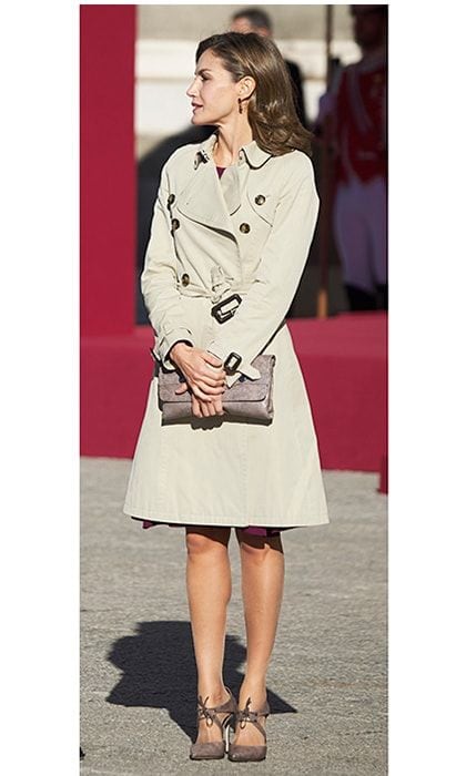 Joining her husband King Felipe VI of Spain to welcome Israeli President Reuven Rivlin and wife Nechama Rivlin to the Royal Palace in Madrid, Queen Letizia was on trend for fall in a cool trench by Burberry. The royal's clutch and shoes are from one of her go-to labels, Magrit.
Photo: Carlos Alvarez/Getty Images