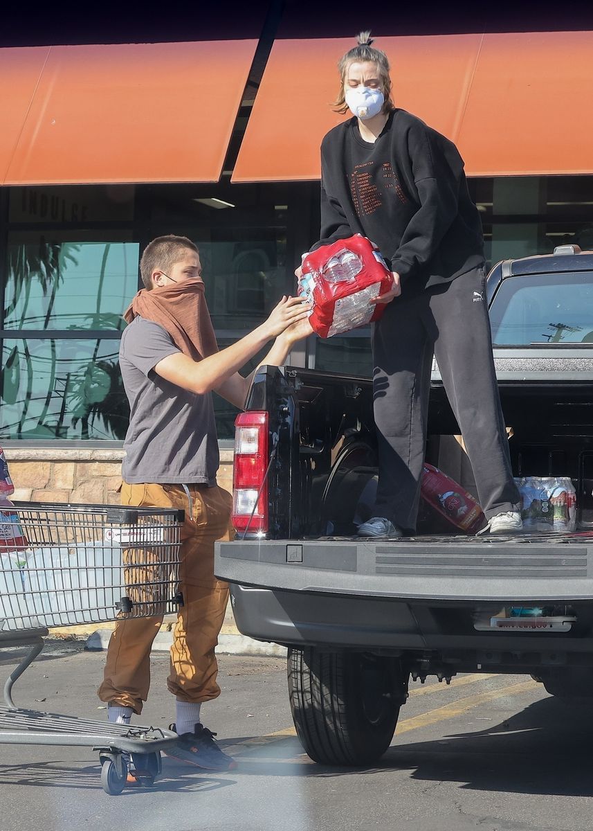 Knox and Shiloh were seen loading supplies in their truck