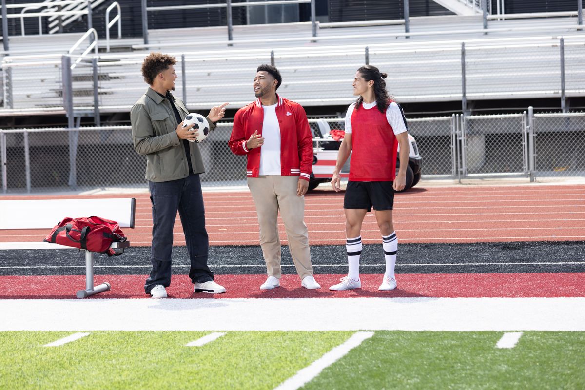 Patrick Mahomes, Jake from State Farm, and Cristo Fernández