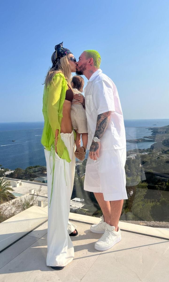 J Balvin y Valentina Ferrer celebran a su hijo Rio