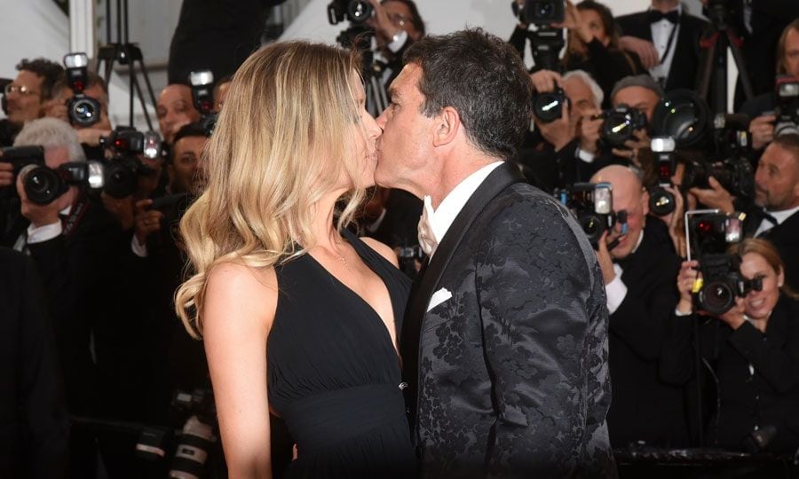 Antonio Banderas and Nicole Kimpel kiss