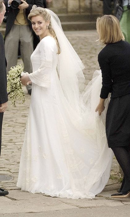 In that moment the crowds got the first glimpse of the bride's dress: an ivory layered silk chiffon gown by Robinson Valentine, who designed the outfits for her mother's wedding to Prince Charles in 2005.
Photo: Getty Images