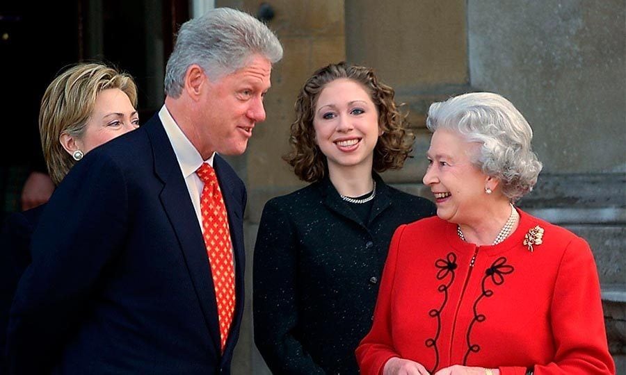 During a three day trip to Northern Ireland and the UK, Chelsea and her family met with Queen Elizabeth to enjoy afternoon tea.
Photo: Getty Images