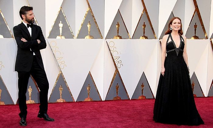 Bart Freundlich was more than happy to let his wonderful wife Julianne Moore be the center of attention, as they walked the red carpet at the 88th Academy Awards.
<br>
Photo: Getty Images