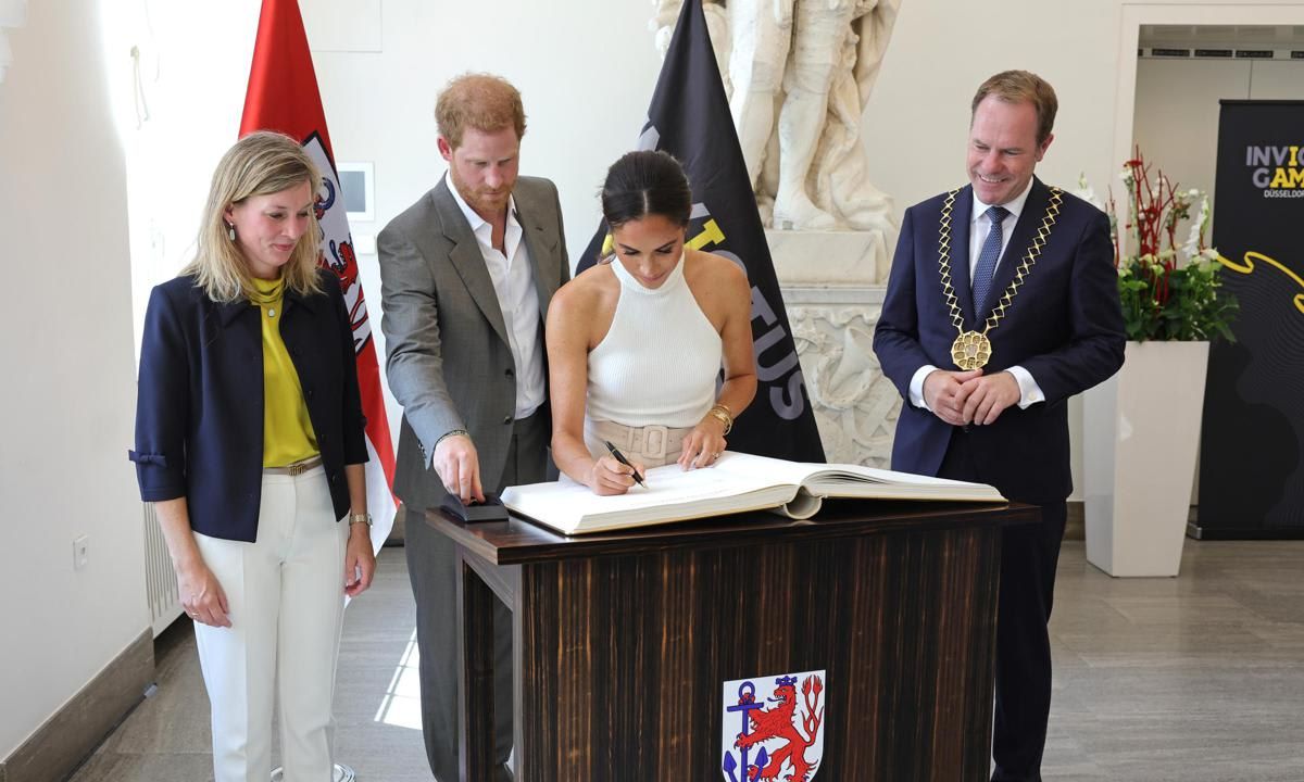 The couple signed the Golden Book of the city of Dusseldorf.