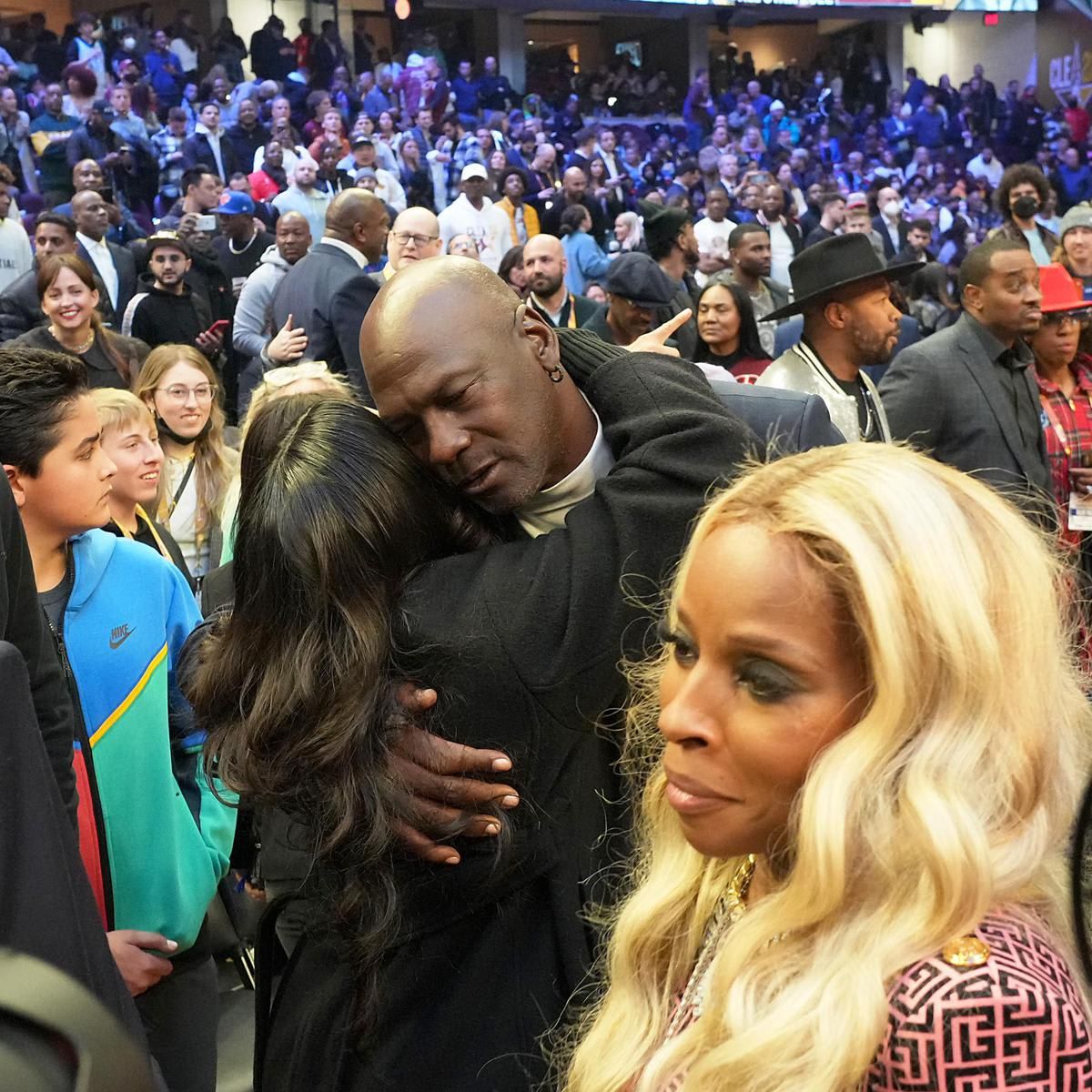 Vanessa Bryant and Michael Jordan hug at NBA All-Star game