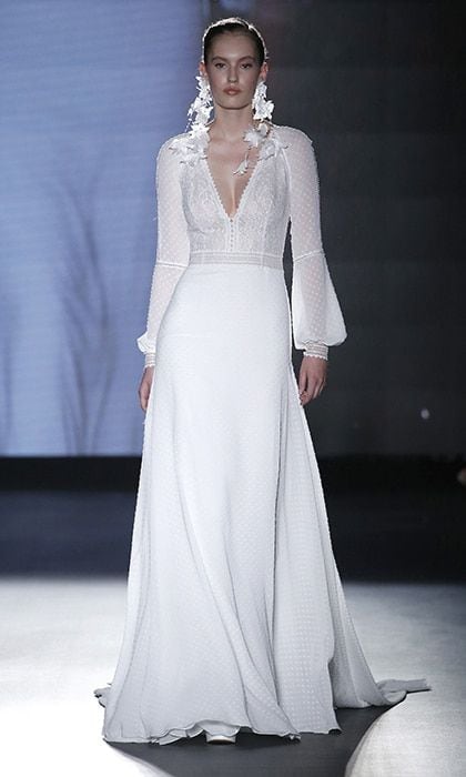 Bishop sleeves were another big trend at Barcelona Bridal Week 2018, for example in this Rosa Clara wedding dress with a feminine, simple silhouette.
Photo: Getty Images