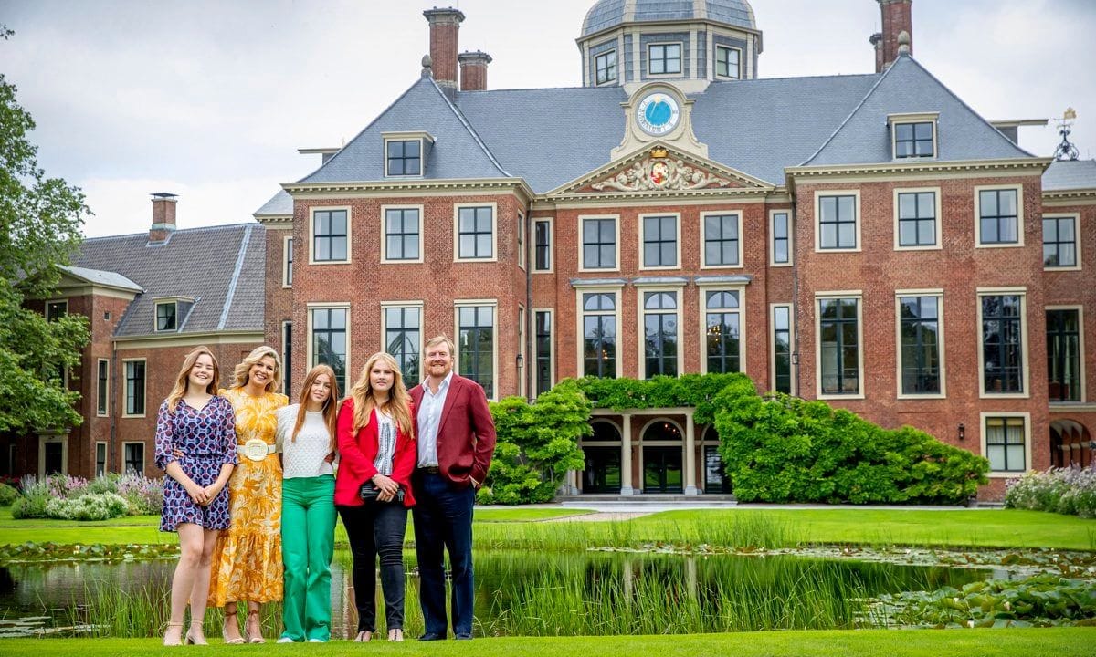 Dutch royals pose for summer photo call